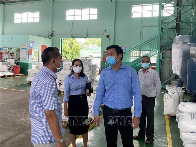 Ông Hứa Quốc Hưng, Trưởng Ban Quản lý các Khu chế xuất, Khu công nghiệp Thành phố Hồ Chí Minh cùng đoàn đại biểu tiến hành kiểm tra phòng, chống dịch COVID-19 tại Công ty trách nhiệm hữu hạn In và sản xuất bao bì Đức Mỹ, ở khu công nghiệp Hiệp Phước. Ảnh: Thanh Vũ - TTXVN Thành phố Hồ Chí Minh kiểm tra toàn diện công tác phòng, chống dịch COVID-19 tại các doanh nghiệp ảnh 2