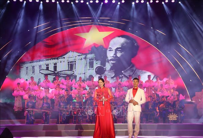 Ca khúc "Lời Bác sáng mãi muôn đời" do Anh Bằng và Thanh Nguyên trình bày. Ảnh: Thu Hương - TTXVN Đặc sắc chương trình nghệ thuật với chủ đề “Thành phố Hồ Chí Minh - Thành phố anh hùng” ảnh 1