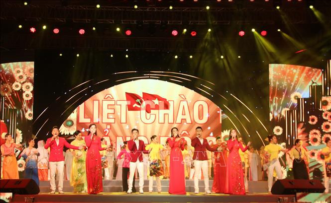Tiết mục "Đảng là cuộc sống của tôi" do Thế Vỹ và Khánh Ngọc trình bày. Ảnh: Thu Hương - TTXVN Đặc sắc chương trình nghệ thuật với chủ đề “Thành phố Hồ Chí Minh - Thành phố anh hùng” ảnh 2