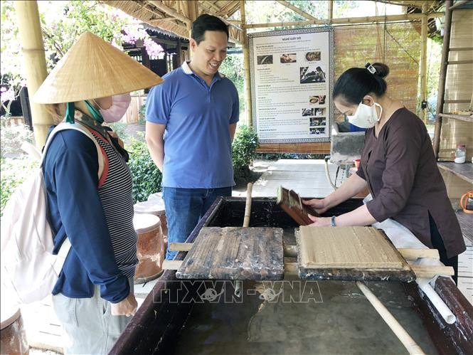 Nghề làm giấy dó được giới thiệu tại Khu du lịch Một thoáng Việt Nam. Ảnh: Mỹ Phương - TTXVN Ra mắt trở lại Khu du lịch Một thoáng Việt Nam ảnh 4