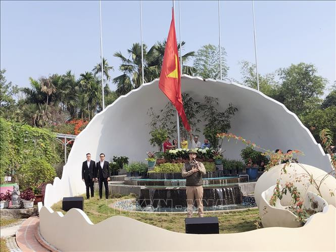Đại diện Ban tổ chức thực hiện nghi thức chào cờ tại Khu du lịch Một thoáng Việt Nam. Ảnh: Mỹ Phương - TTXVN Ra mắt trở lại Khu du lịch Một thoáng Việt Nam ảnh 3