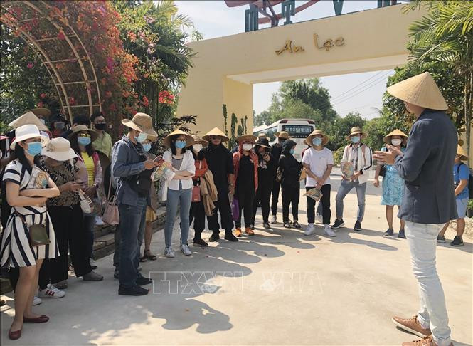 Một đoàn khách du lịch tham quan tại Khu du lịch Một thoáng Việt Nam. Ảnh: Mỹ Phương - TTXVN Ra mắt trở lại Khu du lịch Một thoáng Việt Nam ảnh 2