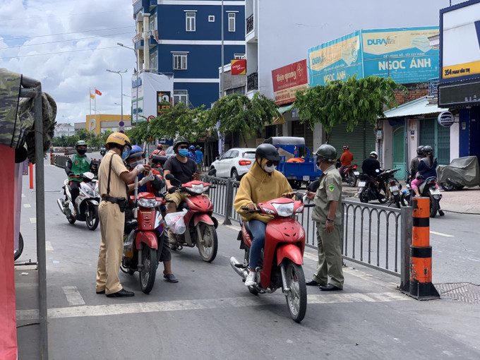 Quận Gò Vấp và phường Thạnh Lộc (Quận 12) áp dụng giãn cách xã hội từ Chỉ thị 16 xuống Chỉ thị 15. Ảnh: Đan Phương - Báo Tin Tức Dịch COVID-19: Thành phố Hồ Chí Minh tiếp tục giãn cách xã hội đến ngày 30/6 ảnh 1