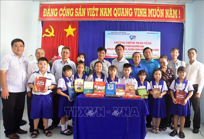 Ban tổ chức trao tặng Thư viện khuyến học cho xã Long Thạnh (huyện Vĩnh Lợi). Ảnh: Nhật Bình - TTXVN Thúc đẩy phong trào đọc sách trong cộng đồng ảnh 2