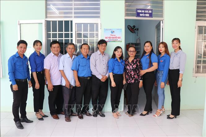 Các đại biểu khánh thành Thư viện khuyến học xã Long Thạnh (huyện Vĩnh Lợi). Ảnh: Nhật Bình - TTXVN Thúc đẩy phong trào đọc sách trong cộng đồng ảnh 1
