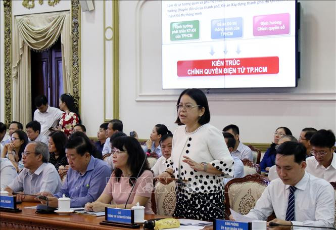 Lãnh đạo Sở Thông tin và Truyền thông báo cáo cập nhật Khung kiến trúc chính quyền điện tử Thành phố Hồ Chí Minh. Ảnh: Tiến Lực - TTXVN Thành phố Hồ Chí Minh quyết tâm thực hiện thành công Chương trình chuyển đổi số ảnh 1