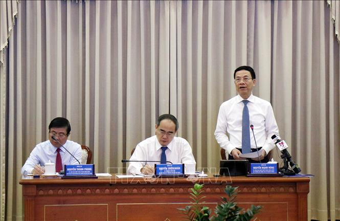 Bộ trưởng Bộ Thông tin và Truyền thông Nguyễn Mạnh Hùng phát biểu tại Hội nghị. Ảnh: Tiến Lực - TTXVN Thành phố Hồ Chí Minh quyết tâm thực hiện thành công Chương trình chuyển đổi số ảnh 3