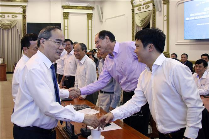Bí thư Thành ủy Thành phố Hồ Chí Minh Nguyễn Thiện Nhân gặp gỡ các chuyên gia, đại diện doanh nghiệp dự Hội nghị. Ảnh: Tiến Lực - TTXVN Thành phố Hồ Chí Minh quyết tâm thực hiện thành công Chương trình chuyển đổi số ảnh 6