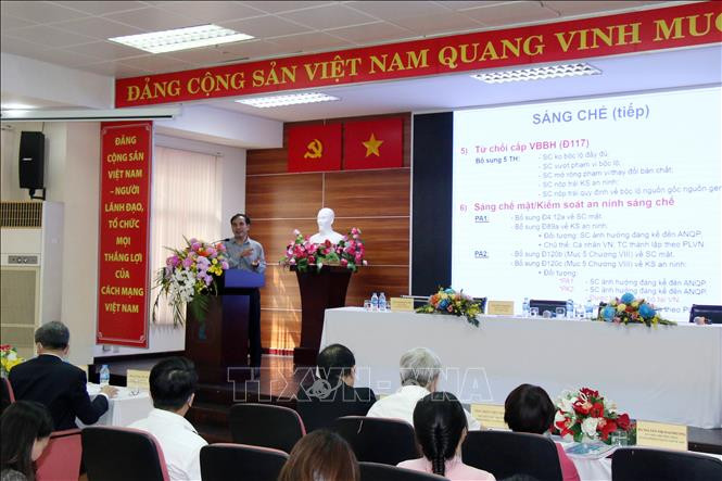 Đại diện Cục sở hữu trí tuệ Việt Nam thuyết minh về các vấn đề sửa đổi, bổ sung trong lĩnh vực sở hữu công nghiệp. Ảnh: Tiến Lực - TTXVN Đưa sở hữu trí tuệ trở thành động lực của kinh tế tri thức và đổi mới sáng tạo ảnh 3
