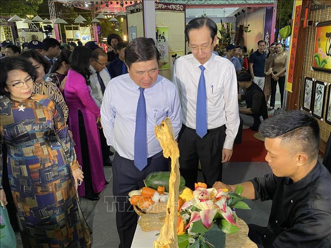 Lãnh đạo thành phố thăm một gian hàng triển lãm điêu khắc từ củ quả. Ảnh: Hồng Giang - TTXVN Nhiều hoạt động văn hóa, thể thao đặc sắc kỷ niệm 44 năm Ngày Thành phố Sài Gòn - Gia Định mang tên Bác ảnh 7