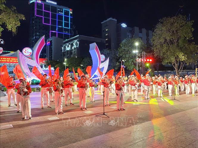 Tiết mục văn nghệ khai mạc chương trình do đội viên Nhà thiếu nhi Thành phố Hồ Chí Minh biểu diễn. Ảnh: Hồng Giang - TTXVN Nhiều hoạt động văn hóa, thể thao đặc sắc kỷ niệm 44 năm Ngày Thành phố Sài Gòn - Gia Định mang tên Bác ảnh 3