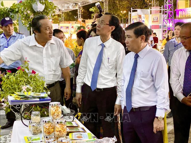 Lãnh đạo thành phố tham quan một gian hàng trưng bày sản phẩm nông nghiệp Nam Bộ. Ảnh: Hồng Giang - TTXVN Nhiều hoạt động văn hóa, thể thao đặc sắc kỷ niệm 44 năm Ngày Thành phố Sài Gòn - Gia Định mang tên Bác ảnh 6