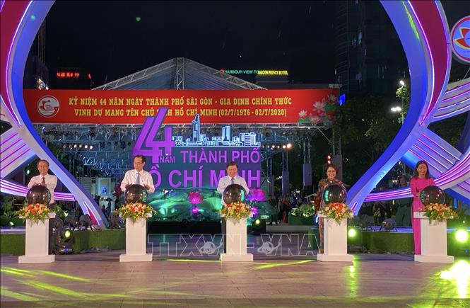 Lãnh đạo thành phố thực hiện nghi thức bấm nút khai mạc chương trình kỷ niệm. Ảnh: Hồng Giang - TTXVN Nhiều hoạt động văn hóa, thể thao đặc sắc kỷ niệm 44 năm Ngày Thành phố Sài Gòn - Gia Định mang tên Bác ảnh 4