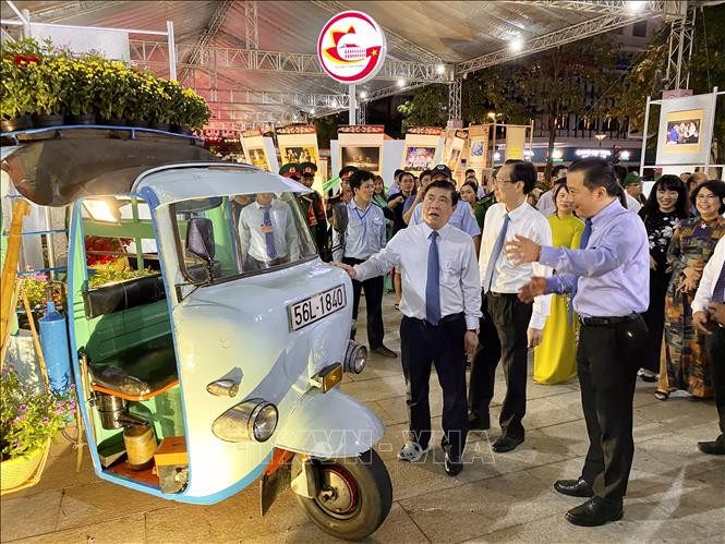 Lãnh đạo thành phố nghe giới thiệu về một gian trưng bày tại lễ kỷ niệm. Ảnh: Hồng Giang - TTXVN Nhiều hoạt động văn hóa, thể thao đặc sắc kỷ niệm 44 năm Ngày Thành phố Sài Gòn - Gia Định mang tên Bác ảnh 1