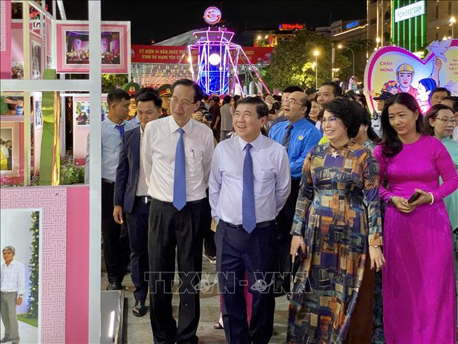 Lãnh đạo thành phố tham quan Triển lãm ảnh “Sài Gòn – Thành phố Hồ Chí Minh hơn 320 năm Văn hóa - Lịch sử” tại lễ kỷ niệm. Ảnh: Hồng Giang - TTXVN Nhiều hoạt động văn hóa, thể thao đặc sắc kỷ niệm 44 năm Ngày Thành phố Sài Gòn - Gia Định mang tên Bác ảnh 5