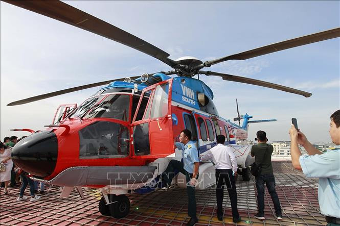 Đông đảo khách tham quan sân bay trực thăng câp cứu của Bệnh viện Quân y 175 . Ảnh: Thanh Vũ - TTXVN Đưa vào sử dụng sân bay trực thăng Bệnh viện Quân y 175 tại Thành phố Hồ Chí Minh ảnh 2