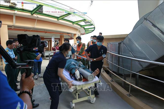 Các y, bác sỹ Bệnh viện Quân y 175 phối hợp với Sư đoàn 370, Quân chủng Phòng không - Không quân, Binh đoàn 18 thực hiện cấp cứu bệnh nhân từ hướng Nha Trang, tỉnh Khánh Hòa và từ huyện Cần Giờ, Thành phố Hồ Chí Minh đến sân bay bệnh viện, đỗ an toàn và cấp cứu kịp thời. Ảnh: Thanh Vũ - TTXVN Đưa vào sử dụng sân bay trực thăng Bệnh viện Quân y 175 tại Thành phố Hồ Chí Minh ảnh 4