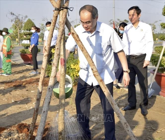 Ông Nguyễn Thiện Nhân, nguyên Bí thư Thành ủy - Trưởng đoàn Đại biểu Quốc hội Thành phố Hồ Chí Minh tham gia trồng cây. Ảnh: Hồng Giang - TTXVN Thành phố Hồ Chí Minh quyết tâm chống biến đổi khí hậu, bảo vệ môi trường ảnh 2