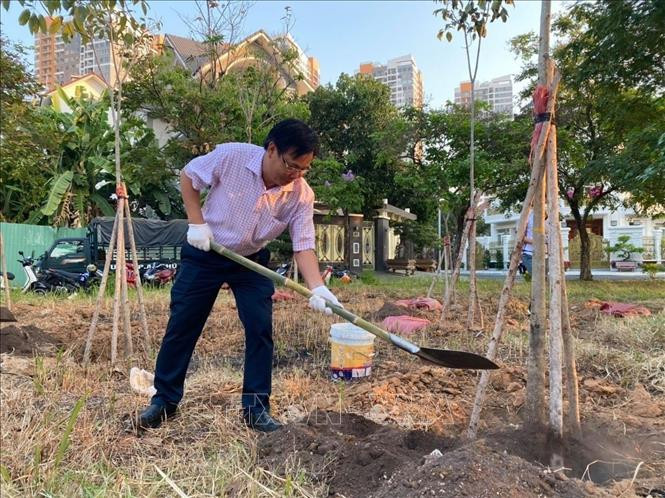 Cán bộ, công-viên chức thành phố Thủ Đức tham gia trồng cây. Ảnh: Hồng Giang - TTXVN Thành phố Hồ Chí Minh quyết tâm chống biến đổi khí hậu, bảo vệ môi trường ảnh 5