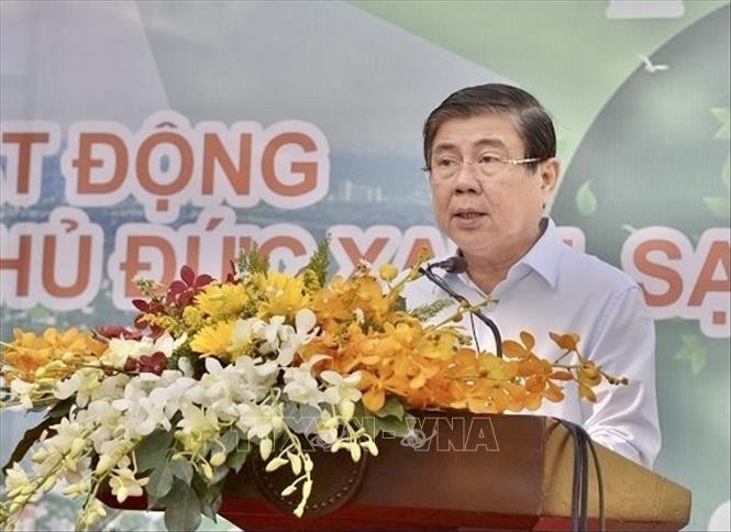 Ông Nguyễn Thành Phong, Phó Bí thư Thành ủy - Chủ tịch Ủy ban nhân dân Thành phố Hồ Chí Minh phát biểu tại chương trình. Ảnh: Hồng Giang - TTXVN Thành phố Hồ Chí Minh quyết tâm chống biến đổi khí hậu, bảo vệ môi trường ảnh 4