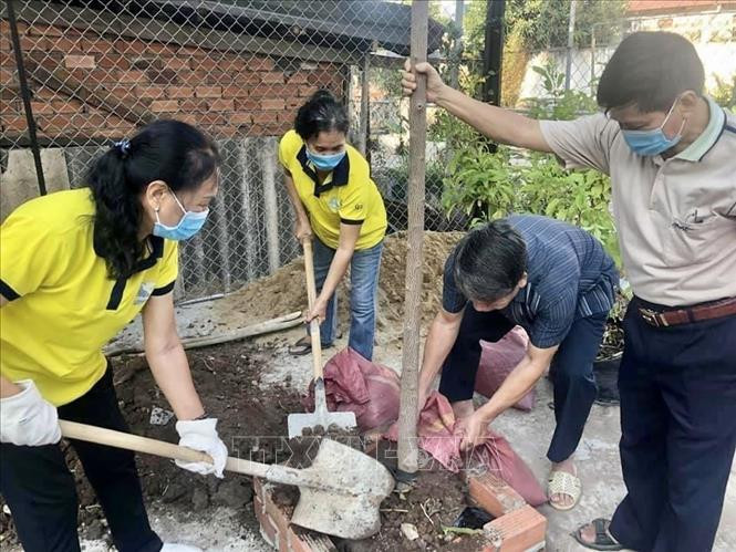 Cán bộ, công-viên chức cùng người dân thành phố Thủ Đức tham gia trồng cây. Ảnh: Hồng Giang - TTXVN Thành phố Hồ Chí Minh quyết tâm chống biến đổi khí hậu, bảo vệ môi trường ảnh 3