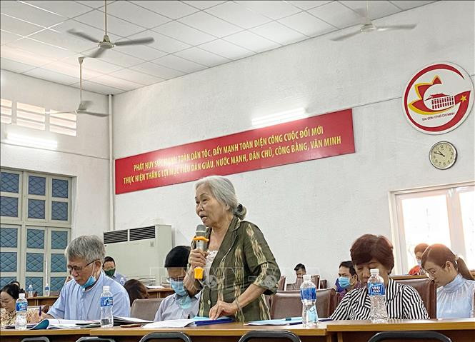 Bà Lê Tú Cẩm, Chủ tịch Hội di sản Thành phố Hồ Chí Minh, đưa ra ý kiến tại Hội thảo. Ảnh: Thu Hương - TTXVN Góp ý kiến hoàn thiện dự thảo đề án phát triển các ngành công nghiệp văn hóa Thành phố Hồ Chí Minh ảnh 3