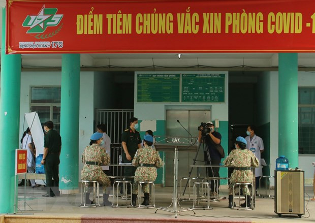 Các chiến sỹ Bệnh viện dã chiến cấp 2 số 3 đăng ký thông tin trước khi tiêm vaccine phòng COVID-19. Ảnh: Đinh Hằng - TTXVN Tiêm vaccine phòng COVID-19 cho các cán bộ, chiến sĩ chuẩn bị đi làm nhiệm vụ tại Nam Sudan ảnh 2