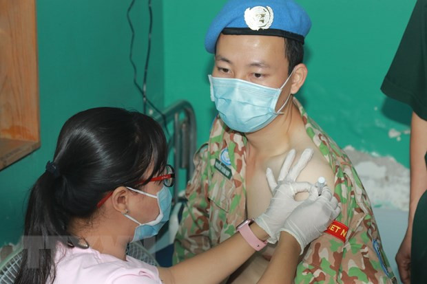 Chiến sỹ Bệnh viện dã chiến cấp 2 số 3 Việt Nam được tiêm vaccine phòng COVID-19 trước khi lên đường nhận nhiệm vụ tại Nam Sudan. Ảnh: Đinh Hằng - TTXVN Tiêm vaccine phòng COVID-19 cho các cán bộ, chiến sĩ chuẩn bị đi làm nhiệm vụ tại Nam Sudan ảnh 1