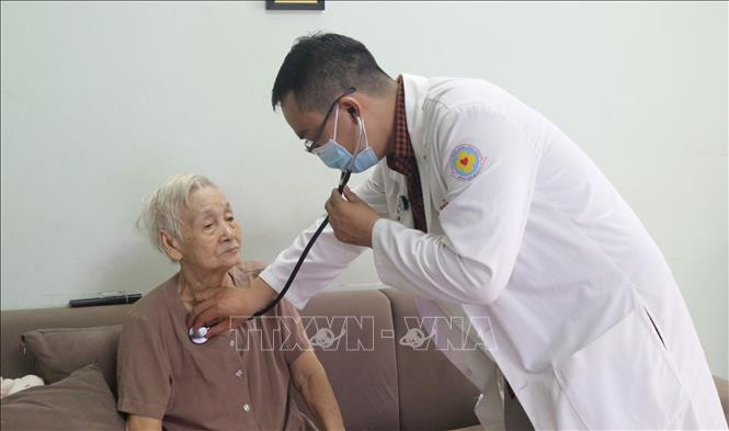 Bác sỹ Bệnh viện Quận 11 Thành phố Hồ Chí Minh khám bệnh tại nhà cho người cao tuổi. Ảnh: Đinh Hằng - TTXVN Khám bệnh tại nhà - nhu cầu không chỉ trong mùa dịch COVID-19 ảnh 1