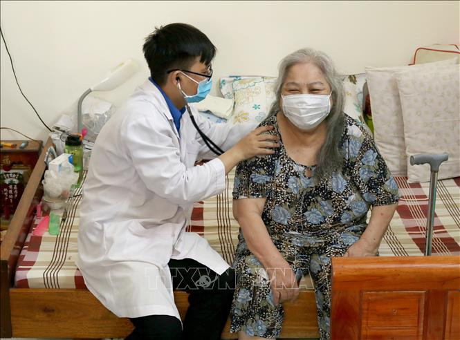 Bác sỹ Bệnh viện Thống Nhất Thành phố Hồ Chí Minh khám bệnh tại nhà cho người cao tuổi. Ảnh: Đinh Hằng - TTXVN Khám bệnh tại nhà - nhu cầu không chỉ trong mùa dịch COVID-19 ảnh 2