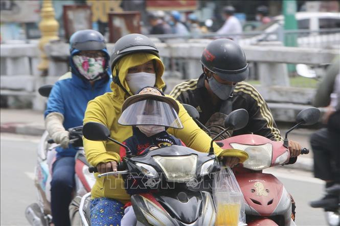 Phần lớn người dân Thành phố Hồ Chí Minh thực hiện nghiêm việc đeo khẩu trang khi tham gia giao thông. Ảnh: Thanh Vũ - TTXVN Thành phố Hồ Chí Minh tiếp tục rà soát người từng đến Đà Nẵng, khoanh vùng cách ly những trường hợp tiếp xúc với người mắc COVID-19 ảnh 4