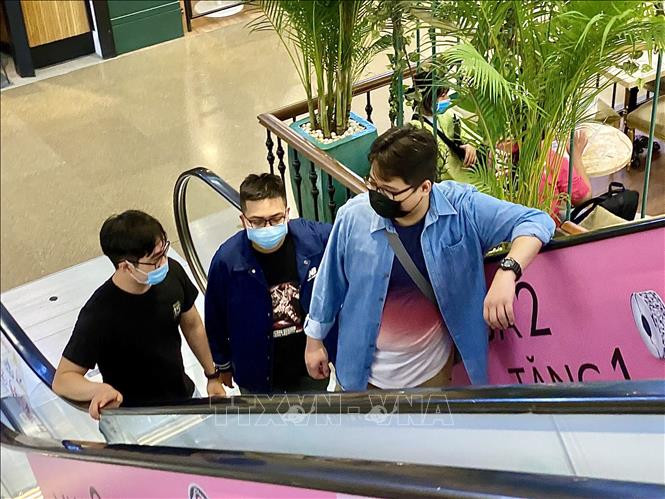 Người dân chấp hành đeo khẩu trang tại Trung tâm thương mại Saigon Centre, quận 1. Ảnh: Hồng Giang - TTXVN Thành phố Hồ Chí Minh tiếp tục rà soát người từng đến Đà Nẵng, khoanh vùng cách ly những trường hợp tiếp xúc với người mắc COVID-19 ảnh 3
