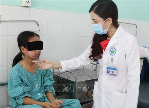 Bác sỹ Võ Thị Đoan Phượng, Trưởng Khoa Lâm sàng 1, Bệnh viện Da Liễu Thành phố Hồ Chí Minh khám cho bệnh nhân. Ảnh: TTXVN phát Cẩn trọng với quảng cáo làm đẹp bằng tế bào gốc ảnh 1