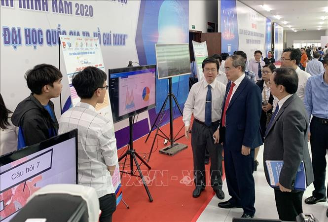 Các đại biểu tham quan triển lãm giải pháp, sản phẩm ứng dụng trí tuệ nhân tạo. Ảnh: Thu Hoài - TTXVN Thành phố Hồ Chí minh: Đẩy nhanh số hóa dữ liệu các lĩnh vực ảnh 1