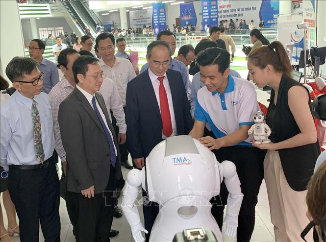 Các đại biểu tham quan triển lãm giải pháp, sản phẩm ứng dụng trí tuệ nhân tạo. Ảnh: Thu Hoài - TTXVN Thành phố Hồ Chí minh: Đẩy nhanh số hóa dữ liệu các lĩnh vực ảnh 4