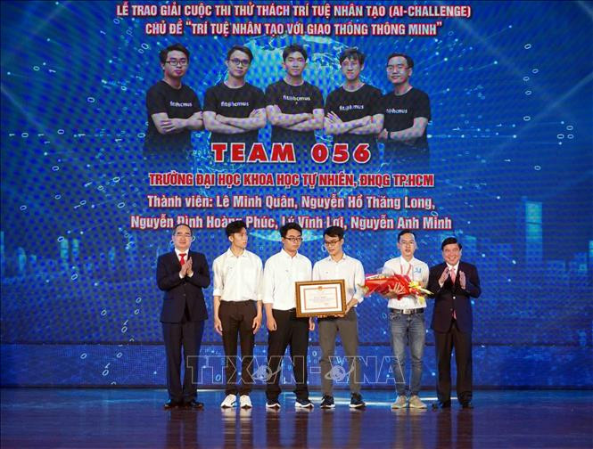 Lãnh đạo thành phố trao giải cho nhóm sinh viên giành giải Nhất của Hội thi giải pháp ứng dụng trí tuệ nhân tạo trên địa bàn thành phố Hồ Chí Minh năm 2020. Ảnh: Thu Hoài - TTXVN Thành phố Hồ Chí minh: Đẩy nhanh số hóa dữ liệu các lĩnh vực ảnh 6