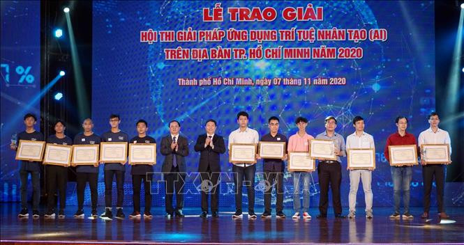 Đại diện Ban tổ chức trao giải cho nhóm sinh viên giành giải Nhì của Hội thi giải pháp ứng dụng trí tuệ nhân tạo trên địa bàn thành phố Hồ Chí Minh năm 2020. Ảnh: Thu Hoài - TTXVN Thành phố Hồ Chí minh: Đẩy nhanh số hóa dữ liệu các lĩnh vực ảnh 3
