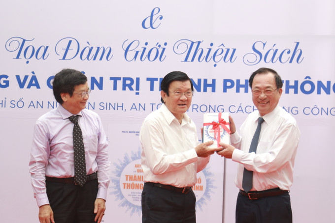 Thượng tướng, PGS.TS. Nguyễn Văn Thành tặng sách cho nguyên Chủ tịch nước Trương Tấn Sang Trưng bày, triển lãm sách nhân kỷ niệm 75 Ngày truyền thống Nhà xuất bản Chính trị quốc gia Sự thật ảnh 5