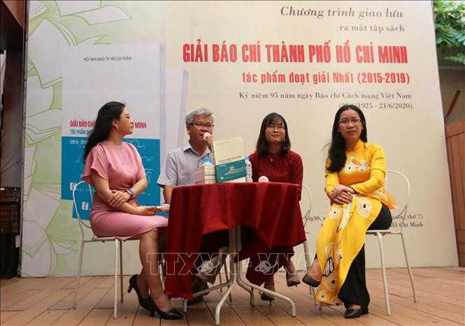 Buổi giao lưu và ra mắt tập sách "Giải báo chí Thành phố Hồ Chí Minh". Ảnh: Thanh Vũ - TTXVN Kỷ niệm 95 năm Ngày Báo chí Cách mạng Việt Nam: Ra mắt tập sách giải báo chí Thành phố Hồ Chí Minh ảnh 1