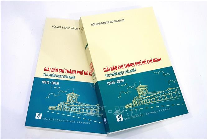 Tập sách "Giải báo chí Thành phố Hồ Chí Minh". Ảnh: Thanh Vũ - TTXVN Kỷ niệm 95 năm Ngày Báo chí Cách mạng Việt Nam: Ra mắt tập sách giải báo chí Thành phố Hồ Chí Minh ảnh 2