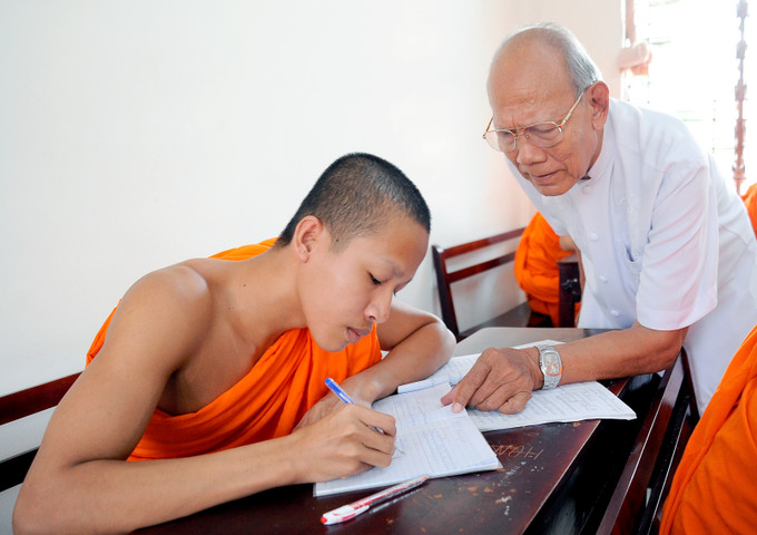 NGND Lâm Es với tăng sinh Trường Bổ túc Văn hóa Pali Trung cấp Nam Bộ (thành phố Sóc Trăng, tỉnh Sóc Trăng) Nhà giáo của phum sóc Khmer Nam Bộ ảnh 4