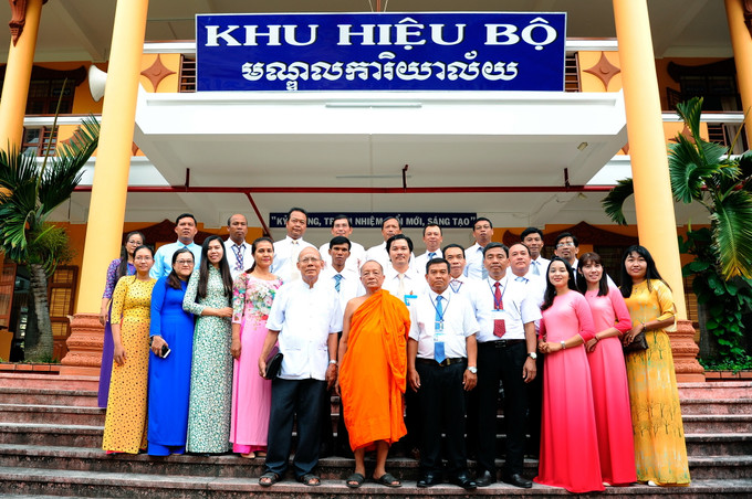 NGND Lâm Es với các giảng viên Trường Bổ túc Văn hóa Pali Trung cấp Nam Bộ (thành phố Sóc Trăng, tỉnh Sóc Trăng) Nhà giáo của phum sóc Khmer Nam Bộ ảnh 7