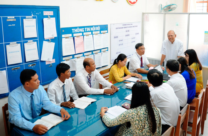 NGND Lâm Es trao đổi nghiệp vụ với các giảng viên Trường Bổ túc Văn hóa Pali Trung cấp Nam Bộ (thành phố Sóc Trăng, tỉnh Sóc Trăng) Nhà giáo của phum sóc Khmer Nam Bộ ảnh 5