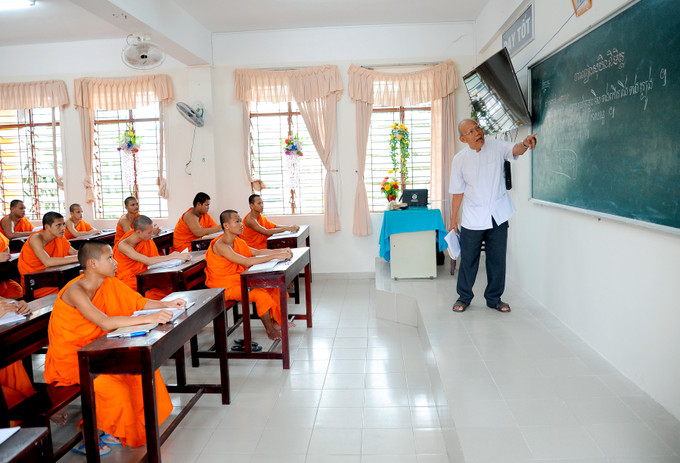 Dù đã hơn 80 tuổi, NGND Lâm Es vẫn miệt mài với công tác khuyến học, thường xuyên đứng lớp dạy chữ Khmer tại các trường học trên địa bàn tỉnh Sóc Trăng và các tỉnh, thành ở Nam Bộ Nhà giáo của phum sóc Khmer Nam Bộ ảnh 3