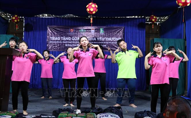 Vũ điệu “ Rửa tay- Ghen Cô vy” do học viên Trung tân Dạy nghề cho người khuyết tật và trẻ mồ côi Thành phố Hồ Chí Minh biểu diễn. Ảnh: Xuân Khu-TTXVN. Dịch COVID-19: Tặng 2.000 phần quà cho người khuyết tật và khiếm thị tại Thành phố Hồ Chí Minh ảnh 4