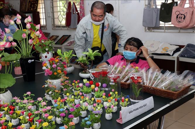 Một số sản phẩm do các học viên Trung tân Dạy nghề cho người khuyết tật và trẻ mồ côi Thành phố Hồ Chí Minh sản xuất. Ảnh: Xuân Khu-TTXVN. Dịch COVID-19: Tặng 2.000 phần quà cho người khuyết tật và khiếm thị tại Thành phố Hồ Chí Minh ảnh 3