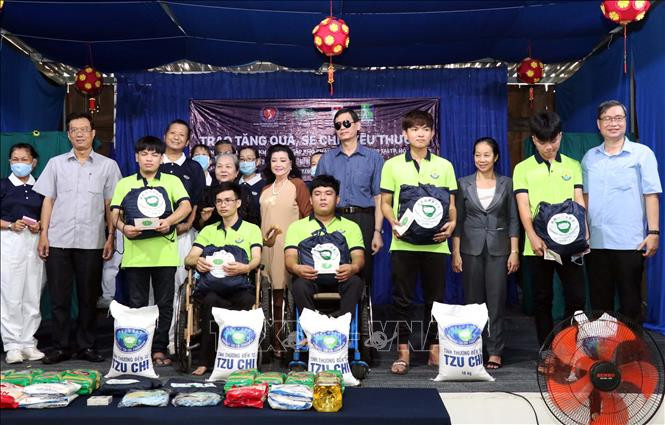 Trao quà cho các học viên Trung tân Dạy nghề cho Người khuyết tật và Trẻ mồ côi Thành phố. Ảnh: Xuân Khu-TTXVN. Dịch COVID-19: Tặng 2.000 phần quà cho người khuyết tật và khiếm thị tại Thành phố Hồ Chí Minh ảnh 2