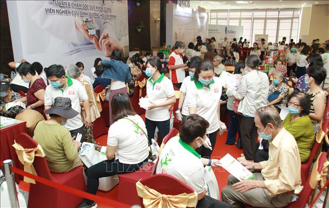 Hàng trăm người dân được kiểm tra sức khỏe, tư vấn bên lề Lễ mít-tinh hưởng ứng Ngày đái tháo đường thế giới. Ảnh: Đinh Hằng - TTXVN Thành phố Hồ Chí Minh hưởng ứng Ngày đái tháo đường thế giới ảnh 1