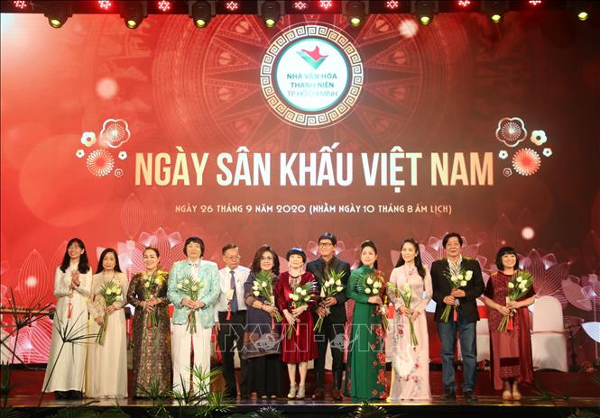 Các văn nghệ sỹ có nhiều đóng góp cho sân khấu Việt Nam được vinh danh tại lễ kỷ niệm. Ảnh: Thu Hương - TTXVN Ngày sân khấu Việt Nam 2020: Vinh danh các văn nghệ sỹ có nhiều đóng góp cho sân khấu, vì cộng đồng ảnh 5