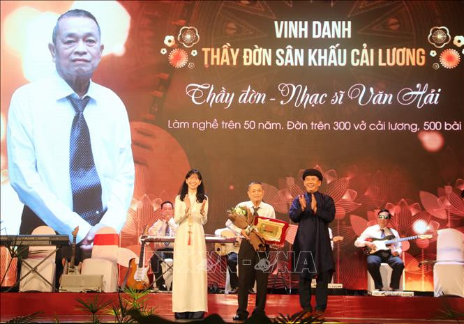Thầy đờn sân khấu cải lương - Nhạc sỹ Văn Hải được vinh danh tại lễ kỷ niệm. Ảnh: Thu Hương - TTXVN Ngày sân khấu Việt Nam 2020: Vinh danh các văn nghệ sỹ có nhiều đóng góp cho sân khấu, vì cộng đồng ảnh 2